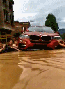 好不容易买的车决不能被水淹了爆笑gif搞笑图片