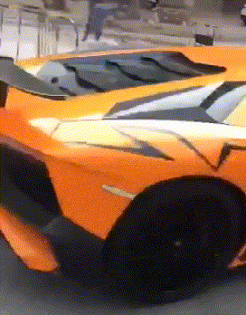 这就是买了兰博基尼的下场，还得叫人帮忙爆笑gif搞笑图片