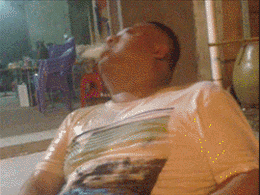 这兄弟是喝了多少，吐的像喷泉爆笑gif搞笑图片