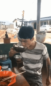 喝酒时很装逼，吐时像喷泉爆笑gif搞笑图片