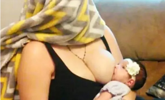 女生喂奶的时候害羞，结果...爆笑gif搞笑图片