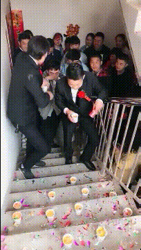 新郎；我没几个能喝的兄弟，今天这婚怕是接不了了爆笑gif搞笑图片