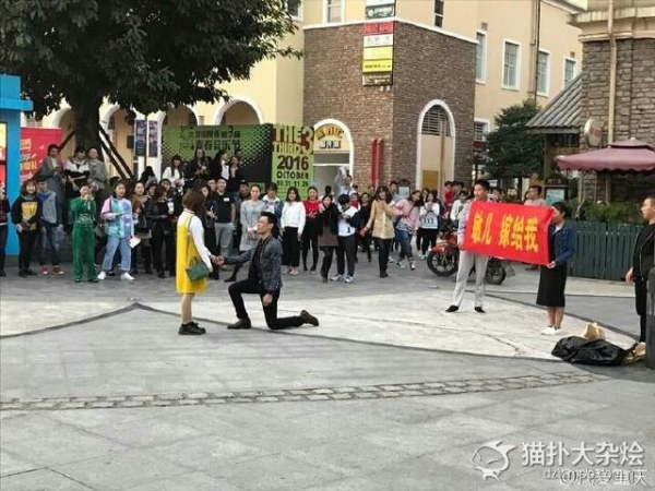 这位兄弟拿花圈求婚，没被打已经是幸运的了爆笑gif搞笑图片