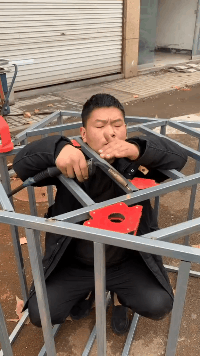 大哥看看我给你焊好的狗笼子爆笑gif搞笑图片