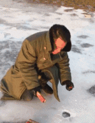 兄弟你这是在玩火呀爆笑gif搞笑图片