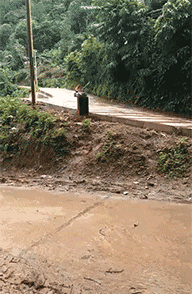 熊孩子玩漂移搞笑gif图片爆笑gif搞笑图片