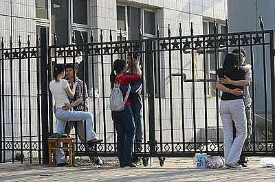 亮点图片之校门口爆笑gif搞笑图片