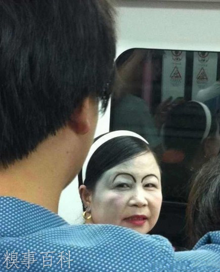 阿姨化妆约会搞笑图表情包爆笑gif搞笑图片