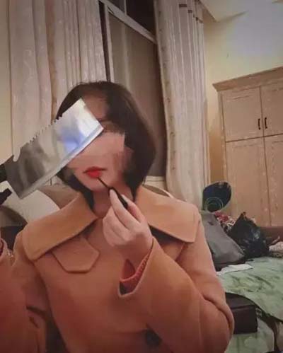 霸气补妆涂口红搞笑图片爆笑gif搞笑图片