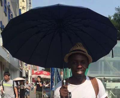 黑人打伞防晒搞笑图片爆笑gif搞笑图片