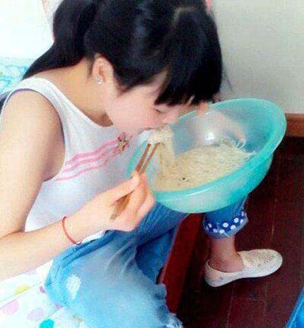 脸盆吃泡面搞笑图片爆笑gif搞笑图片