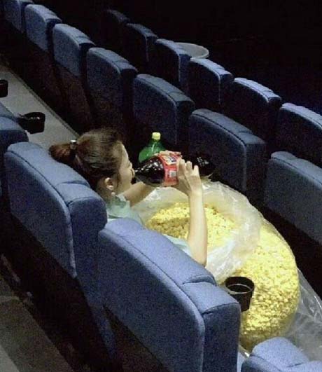 美女电影院吃爆米花搞笑图片爆笑gif搞笑图片