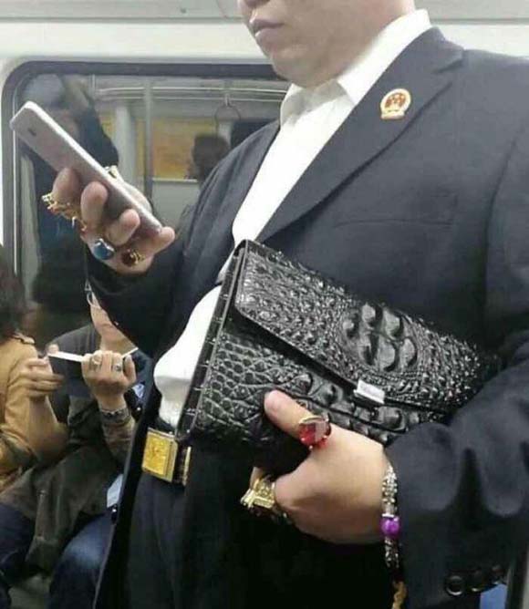 地铁土豪满身名牌搞笑图片爆笑gif搞笑图片
