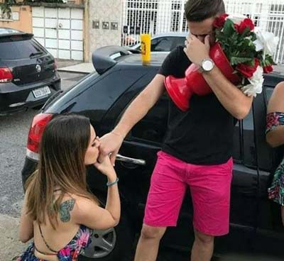 情侣美女求婚现场图片爆笑gif搞笑图片