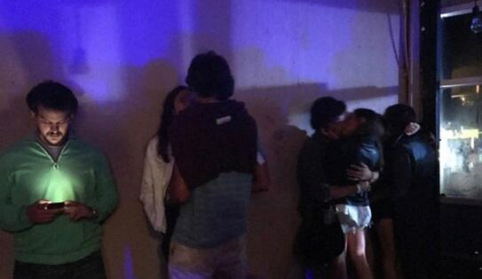 单身狗情侣接吻搞笑图片爆笑gif搞笑图片