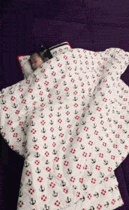 熊孩子睡觉姿势搞笑gif动态图爆笑gif搞笑图片