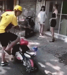 美团外卖小哥搞笑gif动图爆笑gif搞笑图片