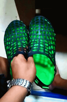 洞洞鞋防晒印搞笑gif动态图爆笑gif搞笑图片