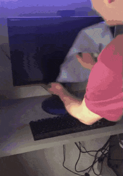 擦键盘垃圾搞笑gif动图爆笑gif搞笑图片