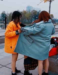 美女马路边换衣服搞笑gif动图爆笑gif搞笑图片