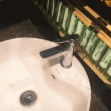 奇葩水龙头设计搞笑gif动态图爆笑gif搞笑图片