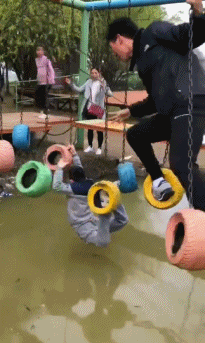 游乐园吊环搞笑gif动态图爆笑gif搞笑图片