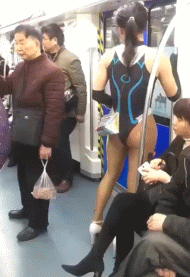地铁美女cos回头搞笑gif动态表情包爆笑gif搞笑图片