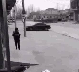 小学生摔倒踩狗屎搞笑gif动态表情包图爆笑gif搞笑图片