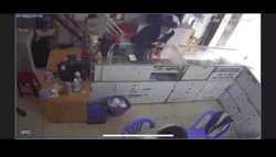 抢劫手机店失败群殴搞笑动态表情包爆笑gif搞笑图片