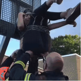 美女坐篮筐失败搞笑动态图爆笑gif搞笑图片