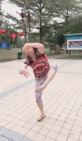 大妈广场舞尬舞搞笑动态图爆笑gif搞笑图片