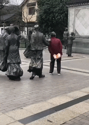 雕像给大妈挠痒痒搞笑动态图爆笑gif搞笑图片