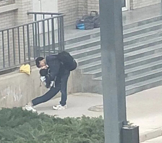 情侣创意接吻姿势搞笑图片爆笑gif搞笑图片