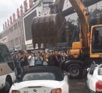 挖掘机砸车搞笑动态图爆笑gif搞笑图片