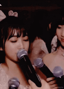 麦克风抵住嘴的搞笑图爆笑gif搞笑图片