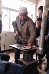 大爷抓火的搞笑动态图爆笑gif搞笑图片