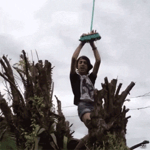 搞笑作死结局被触电的搞笑图爆笑gif搞笑图片