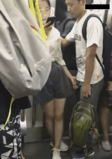 情侣在地铁的秀恩爱动作搞笑图爆笑gif搞笑图片