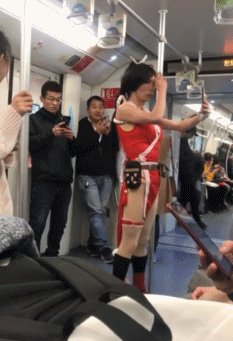 男人在地铁cos的搞笑图爆笑gif搞笑图片