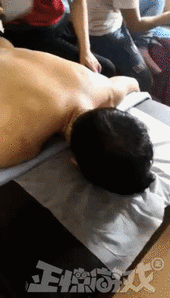 民间大师用菜刀按摩的搞笑动图爆笑gif搞笑图片