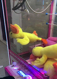 搞笑的抓娃娃机瞬间gif图爆笑gif搞笑图片