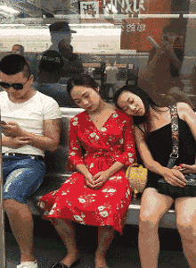 地铁靠别人肩膀睡觉的搞笑图爆笑gif搞笑图片