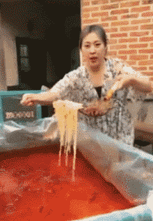 美女吃面的搞笑动图爆笑gif搞笑图片