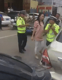 美女强吻交警的搞笑动图爆笑gif搞笑图片