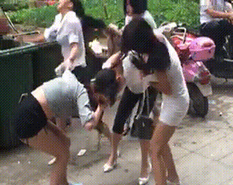 女生打架的搞笑gif图爆笑gif搞笑图片