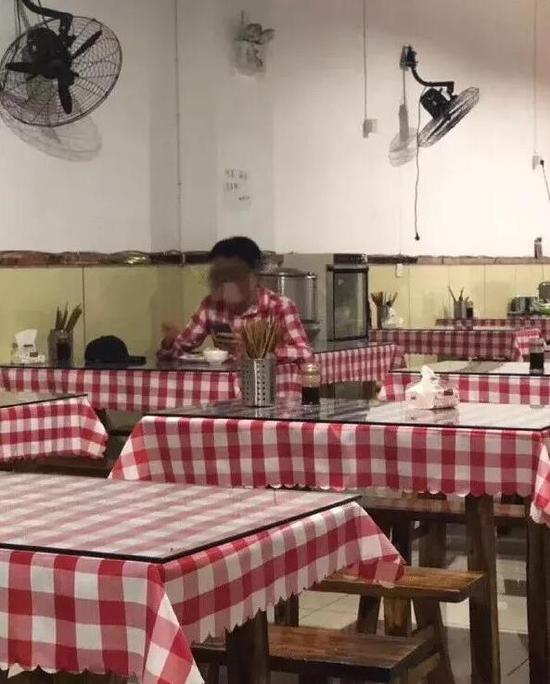 衣服与餐布搞笑撞衫图爆笑gif搞笑图片