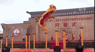 舞狮表演的搞笑动图爆笑gif搞笑图片