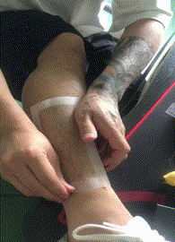 男人拔腿毛的搞笑图爆笑gif搞笑图片