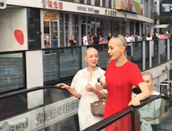 搞笑的光头美女动图爆笑gif搞笑图片