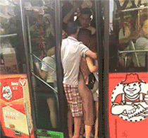 挤公交的搞笑动图爆笑gif搞笑图片